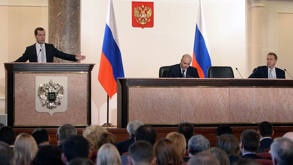 Премьер-министр Дмитрий Медведев (слева) узнал от министра финансов Антона Силуанова (в центре), где искать скрытые бюджетные ресурсы в условиях нулевого роста ВВП