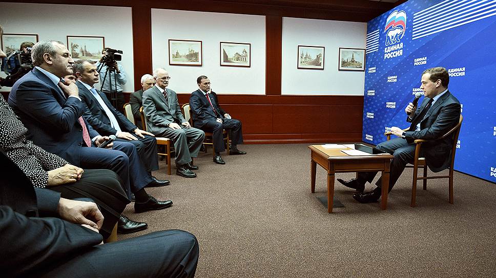Дмитрий Медведев (справа) обсудил с единороссами выборы в Крыму и пообещал крымчанам юридическую помощь