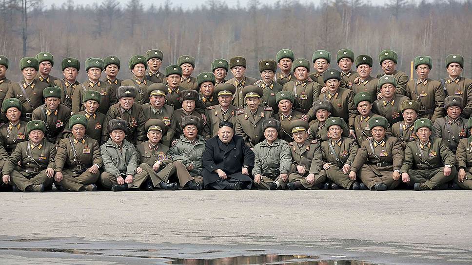 Лидер КНДР Ким Чон Ын (в центре) завершил дело своего отца по списанию советского долга 