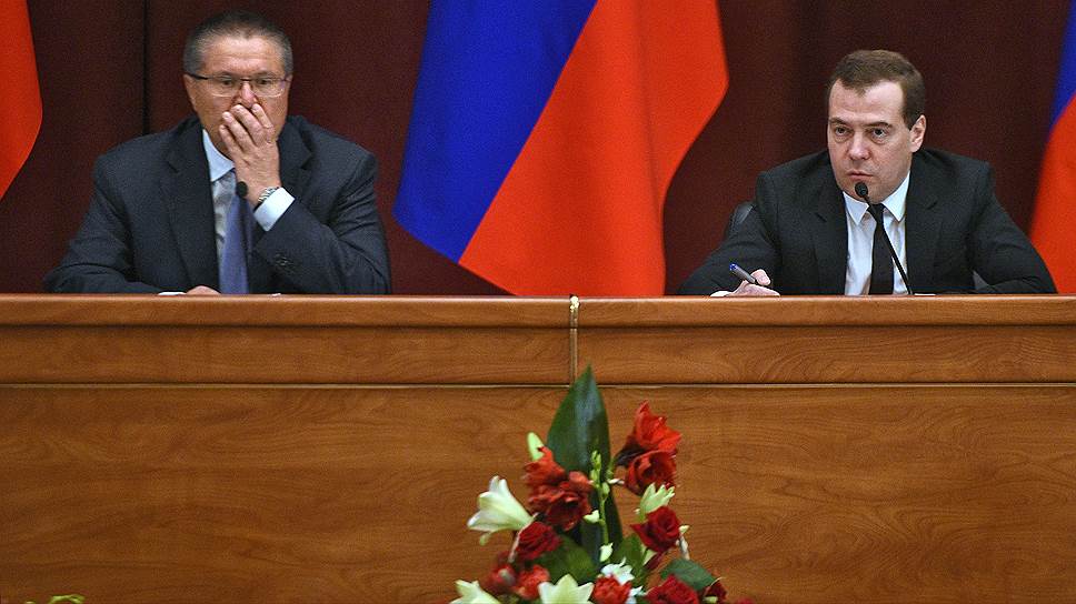 Глава Минэкономики Алексей Улюкаев (слева) разглядел запросы на расходы бюджетной системы, с которыми его коллеги уже идут к премьер-министру Дмитрию Медведеву