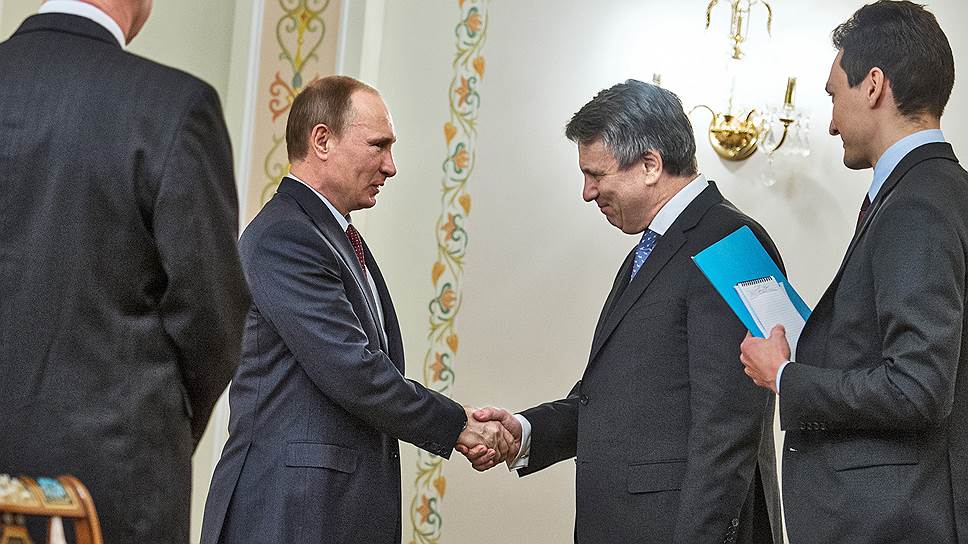 Встреча президента России Владимира Путина (второй слева) с главным исполнительным директором Royal Dutch Shell Беном ван Бёрденом (второй справа) в резиденции Ново-Огарево