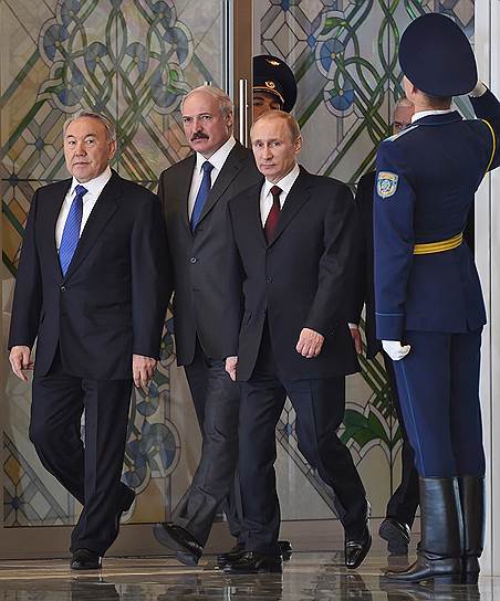 На встрече в Минске Нурсултан Назарбаев (слева), Александр Лукашенко (в центре) и Владимир Путин (справа) пытались определить цели и задачи Евразийского экономического совета