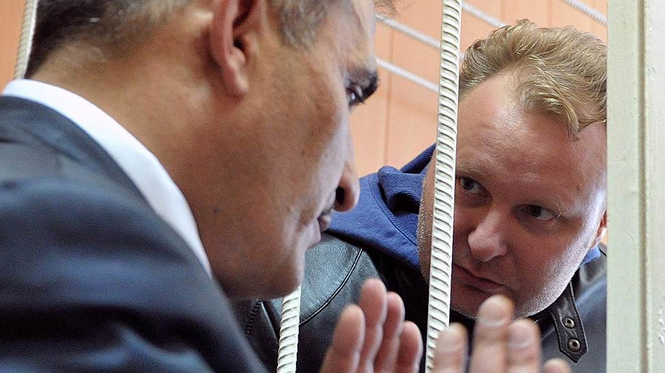 Пока бывший замминистра Алексей Бажанов (справа) числится в розыске, против него возбудили уже третье уголовное дело