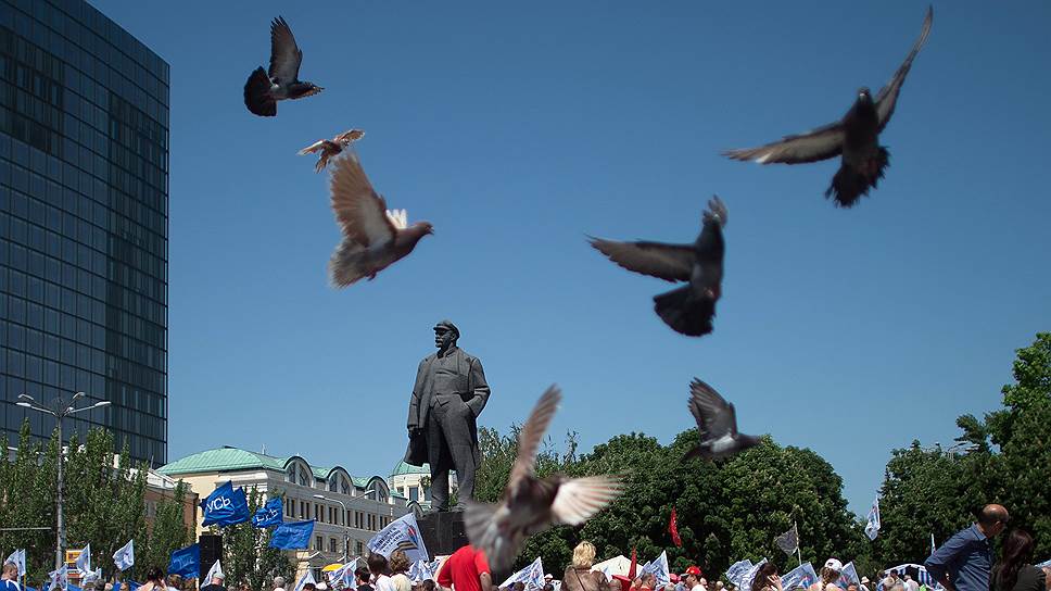 Митинг, на котором жители Донецка потребовали открытой границы с Россией и дальнейшего сотрудничества с Луганской народной республикой, а также призвали к бойкоту предстоящих 25 мая выборов президента Украины, прошел на площади Ленина