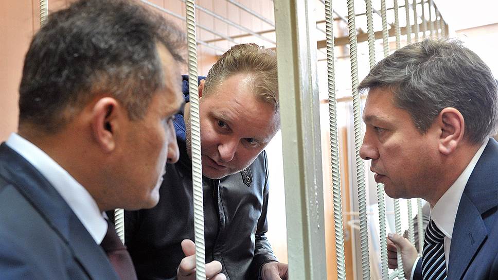 Скрывшись в Швейцарии, Алексей Бажанов (в центре) оставил на родине завод, который снова стал предметом махинаций