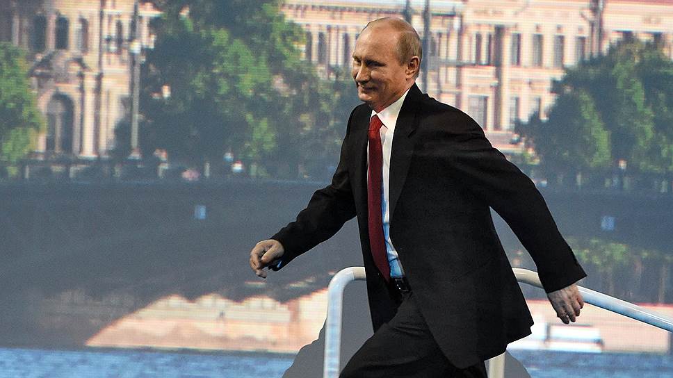 Владимир Путин, едва поднявшись на трибуну, перешел с залом на ты 