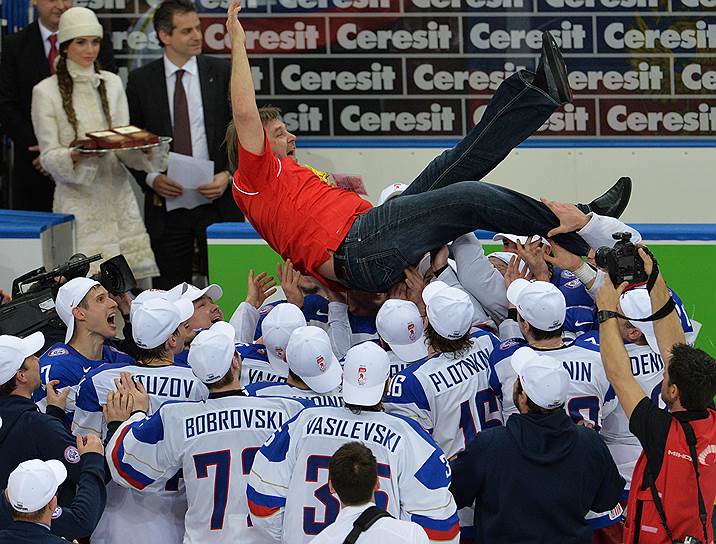 Игроки сборной России поздравляют главного тренера сборной России Олега Знарка радуются победе в финальном матче чемпионата мира по хоккею 2014 между сборными командами России и Финляндии