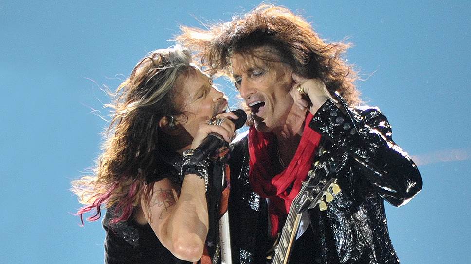Внушающий уважение возраст (слева — Стивен Тайлер, 66 лет; справа — Джо Перри, 63 года) не помешал участникам Aerosmith тряхнуть молодостью на концерте в Москве