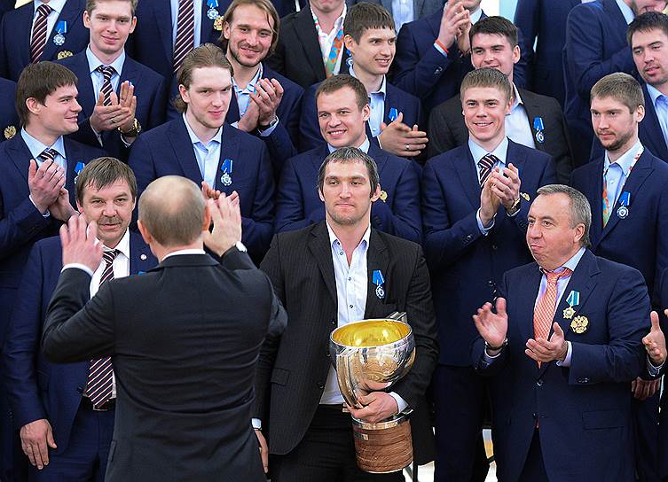 Конечной остановкой парада стал Кремль, где президент Владимир Путин добавил к спортивным медалям государственные ордена