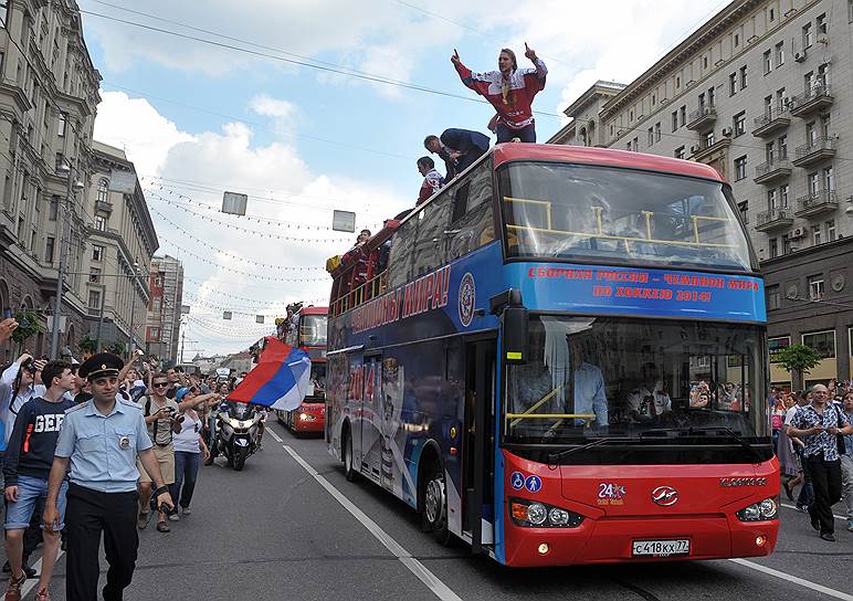 Автобусный парад с чемпионами двинулся от Пушкинской площади в сторону Красной площади