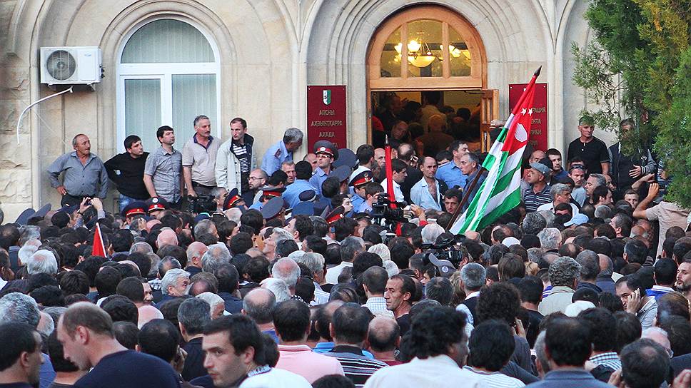 Митинг оппозиции у администрации президента Абхазии едва не завершился госпереворотом 