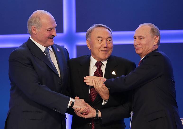 Президенты Белоруссии Александр Лукашенко, Казахстана Нурсултан Назарбаев и России Владимир Путин (слева направо) связали себе руки в возможных экономических спорах