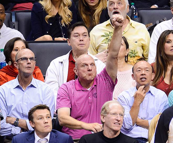 Отныне бывший гендиректор Microsoft Стив Баллмер (в центре) сможет наблюдать
за матчами «Лос-Анджелес Клипперс» из ложи владельца клуба