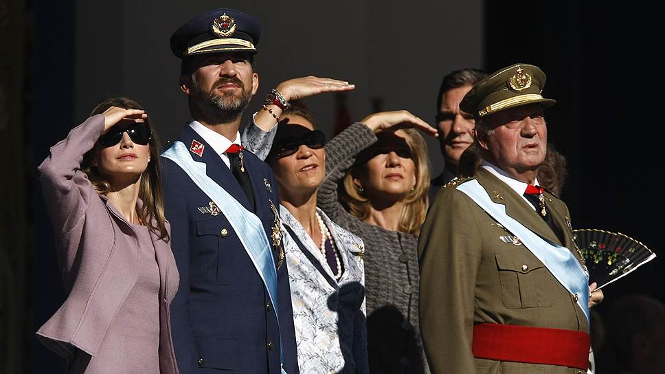 Наследника короля Испании Хуана Карлоса (справа) принца Фелипе Астурийского (второй слева) ждут серьезные испытания