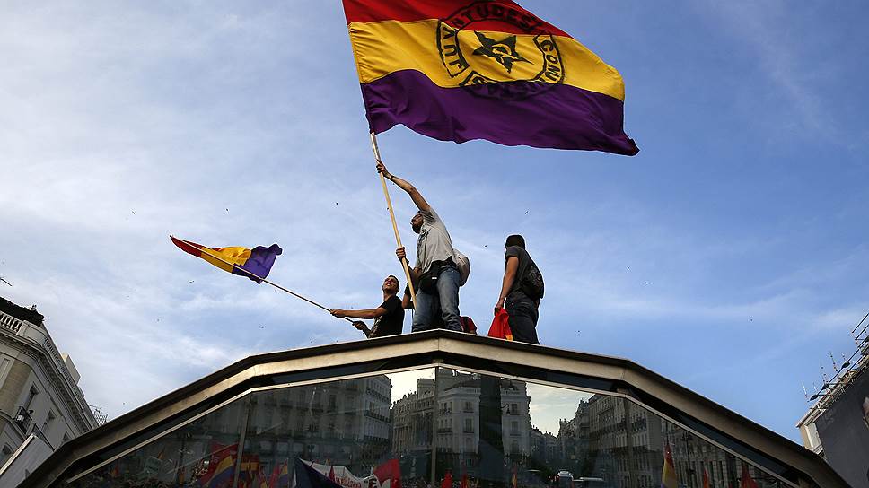 Тысячи людей на улицах испанских городов потребовали проведения референдума об упразднении монархии