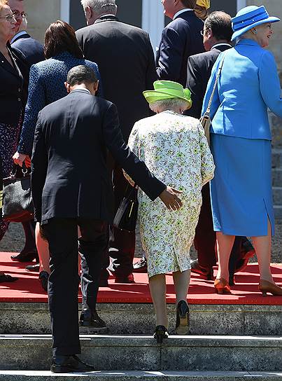 Американский президент после церемонии фотографирования решил помочь английской королеве подняться на ступеньку 