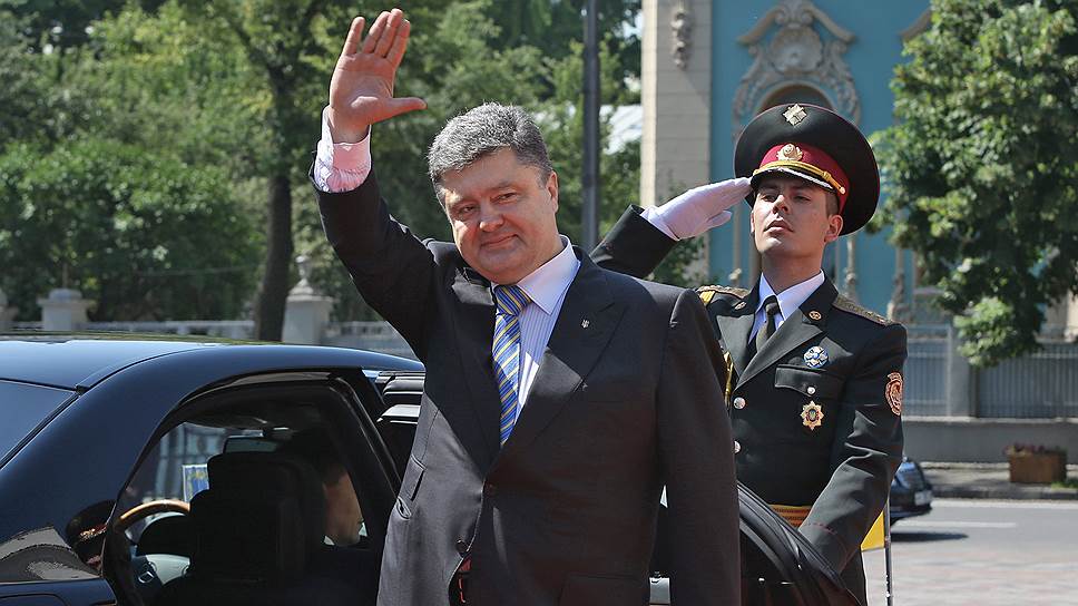 Президент Украины Петр Порошенко у здания Верховной Рады Украины после церемонии инаугурации