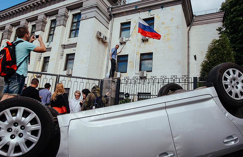 На территорию посольства РФ в Киеве демонстранты не вошли, но со здания стянули российский флаг — удочкой с крючком