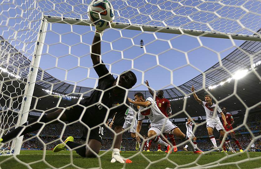 Благодаря голу в ворота сборной Ганы форвард сборной Германии Мирослав Клозе (№11) сравнялся по количеству мячей, забитых на чемпионатах мира, с бразильцем Роналдо