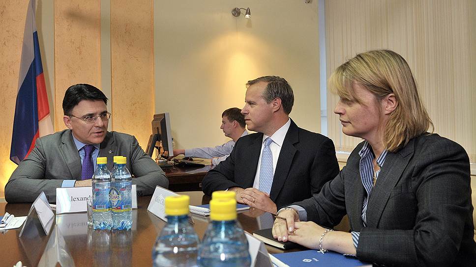 Руководитель Роскомнадзора Александр Жаров (слева) и вице-президент Twitter Колин Кроуэлл (в центре) во время встречи