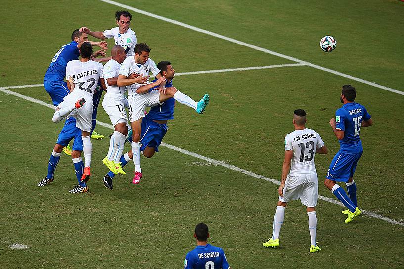 Одним кивком головы Диего Годин (на фото — слева выше всех) отправил сборную Уругвая в 1/8 финала, а итальянцев (в синей форме) — домой