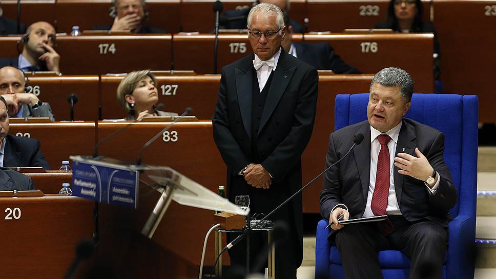 Прекрасно владеющий английским президент Украины Петр Порошенко обратился к депутатам ПАСЕ на украинском 