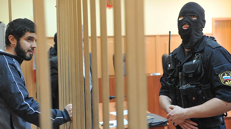 Бывший заместитель мэра города Каспийск, племянник бывшего мэра Махачкалы Юсуп Джапаров (слева), который проходит по делу об убийстве следователя в 2011 году, во время рассмотрения ходатайства следствия о продлении его ареста. Рассмотрение прошло в Басманном суде