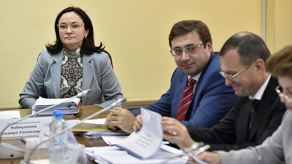 Председатель Центрального Банка России Эльвира Набиуллина (слева) и ее первый заместитель Сергей Швецов (второй слева) 