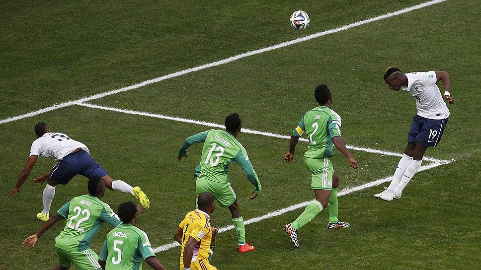 Полузащитник сборной Франции  (№19) забивает первый мяч в ворота нигерийцев 