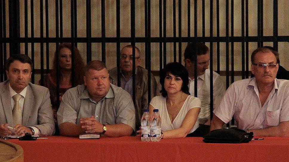 Генеральный директор &quot;АргоРечТур&quot; Светлана Инякина (вторая слева), обвиняемая по делу о крушении в 2011 году теплохода &quot;Булгария&quot;