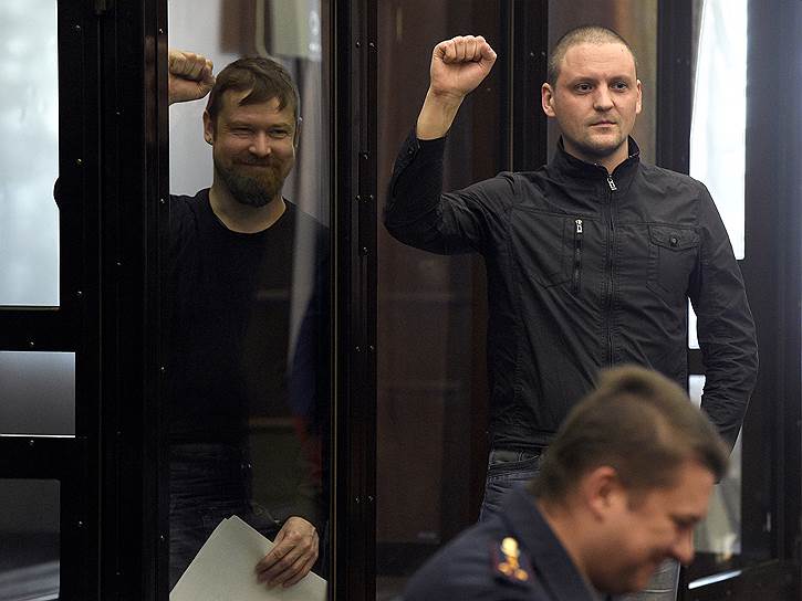 В прокуратуре уверены, что Леонид Развозжаев (слева) и Сергей Удальцов 6 мая 2012 года планировали дойти до Кремля