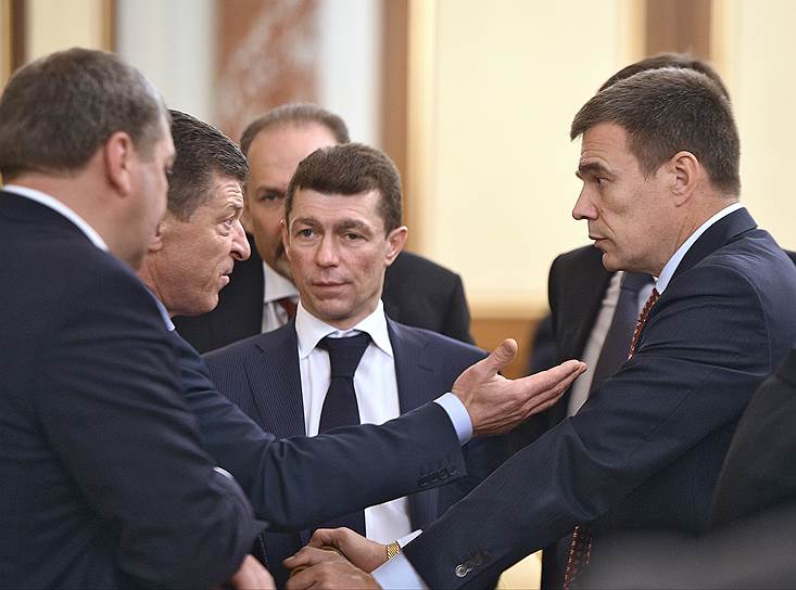 Вице-премьеру Дмитрию Козаку (второй слева) предстоит выяснять, кому в правительстве удалось приостановить подготовку создания ОЭЗ в Крыму