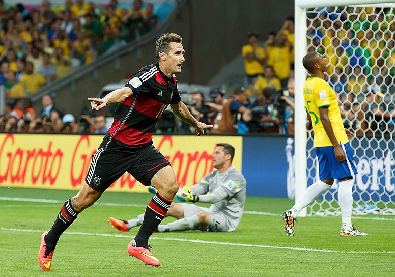 Рекордный гол Мирослава Клозе превратил сборную Бразилии из фаворита чемпионата мира в футбольного карлика, абсолютно не готового сопротивляться немцам