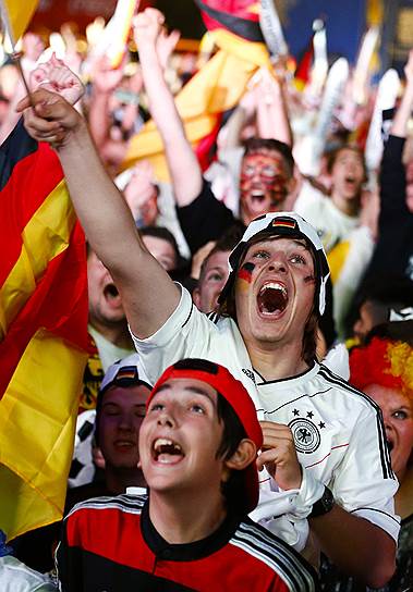 Немецкие болельщики с воодушевлением реагировали на мячи, влетавшие в ворота бразильской команды
