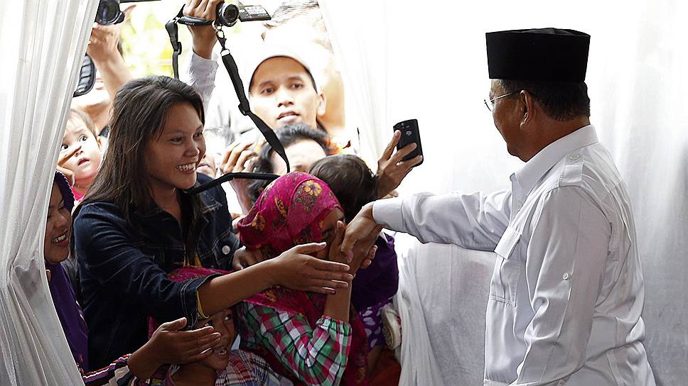 Подсчет голосов в Индонезии будут вести еще две недели, но сторонник политики «сильной руки» отставной генерал Прабово Субъянто (на фото) уже объявил о своей победе 