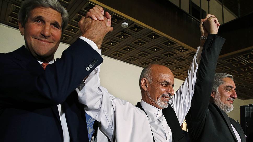 Госсекретарю США Джону Керри удалось восстановить согласие между финалистами предвыборной гонки Абдуллой Абдуллой (справа) и Ашрафом Гани Ахмадзаем (в центре) 
