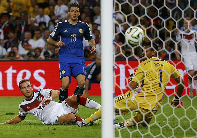 Благодаря голу Марио Гётце (слева) в ворота аргентинцев сборная Германии в четвертый раз в своей истории выиграла Кубок мира