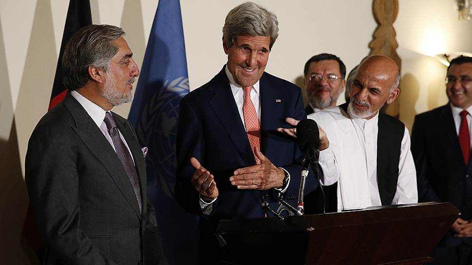 Госсекретарь США Джон Керри (в центре) и кандидаты в президенты Афганистана Абдулла Абдулла (слева) и Ашраф Гани Ахмадзай 