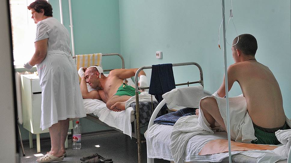 Раненных в борьбе за погранпункты украинских солдат приняли в больнице города Зверево Ростовской области
