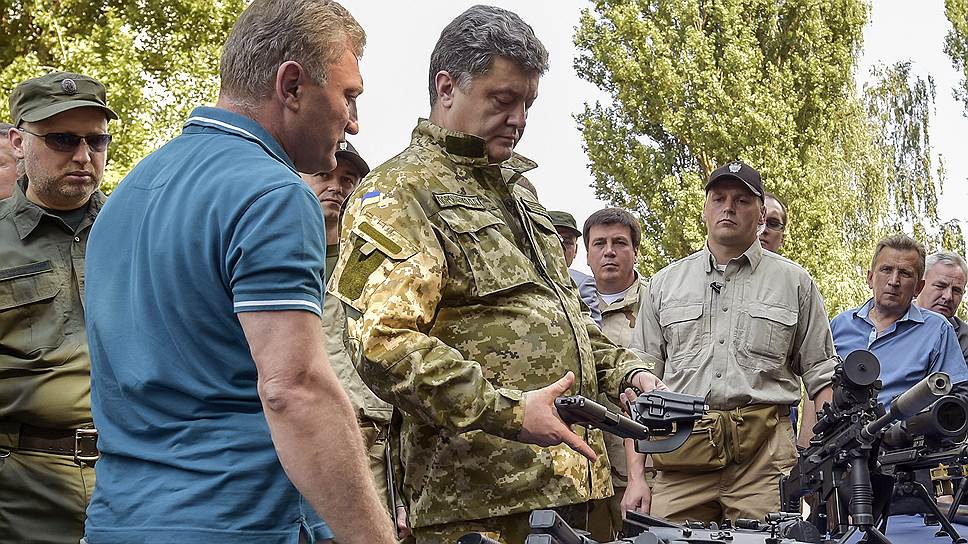 Президент Украины Петр Порошенко (в центре) во время визита в Первую оперативную бригаду Национальной гвардии в учебном центре &amp;quot;Новые Петривцы&amp;quot; под Киевом