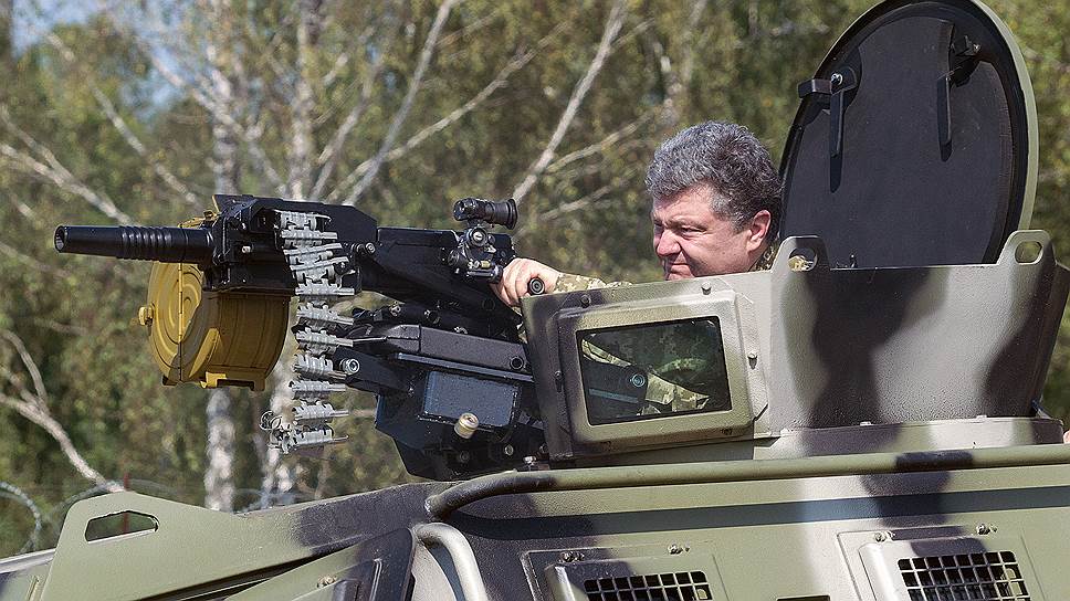 Президент Украины Петр Порошенко во время визита в Первую оперативную бригаду Национальной гвардии в учебном центре &amp;quot;Новые Петривцы&amp;quot; под Киевом