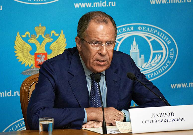 Глава МИД РФ Сергей Лавров заверил, что Россия не будет впадать в истерику из-за санкций и отвечать ударом на удар