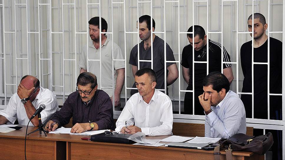 Обвиняемые в убийстве шейха посидят под стражей еще минимум полгода