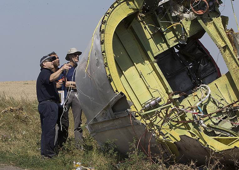 Вчера группа международных экспертов смогла начать работу на месте катастрофы малайзийского самолета под Донецком