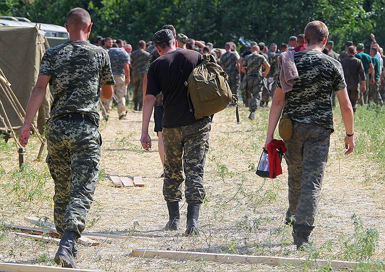 Несколько сотен украинских военных нашли свой выход из окружения — перейдя российскую границу