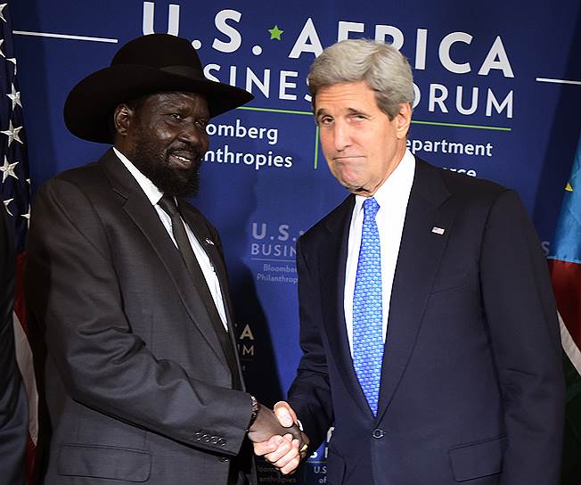 Госсекретарь США Джон Керри (на фото с президентом Южного Судана Салвой Кииром) готов протянуть Африке руку помощи 