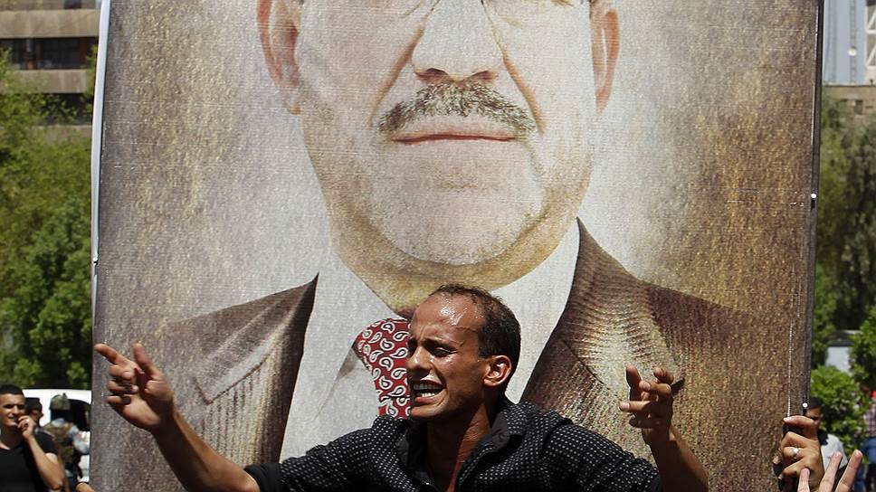 Низложенный президентом Ирака премьер Нури аль-Малики (на плакате) мобилизует своих сторонников, в том числе в силовых структурах