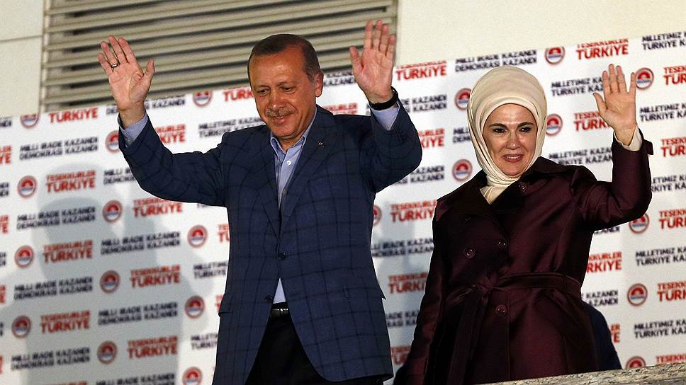 Избранный президентом Турции Реджеп Тайип Эрдоган с супругой Эрминой