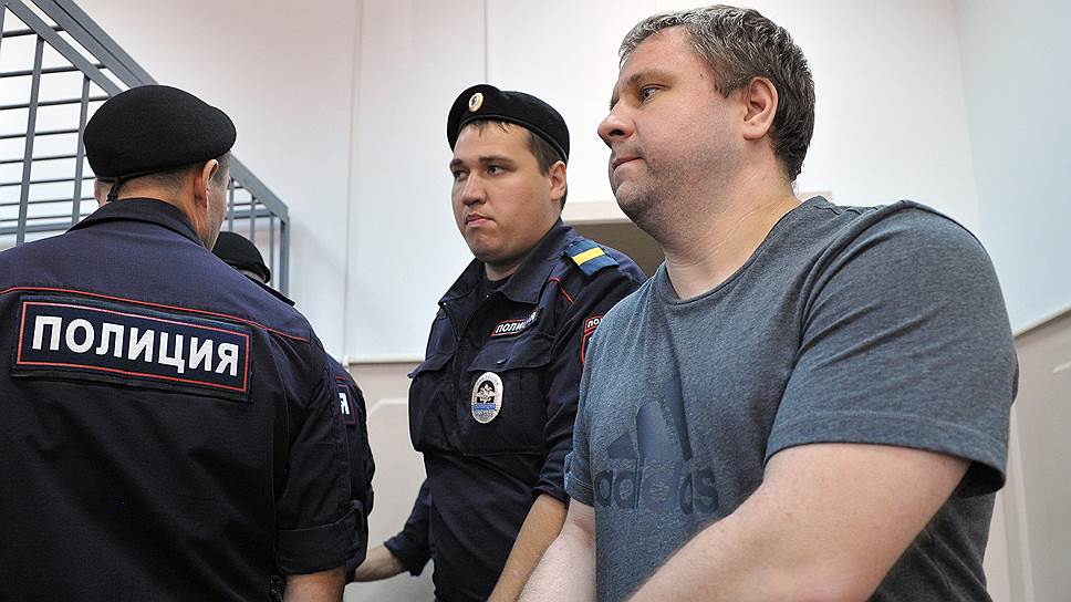 Заместитель начальника управления &amp;quot;Б&amp;quot; ГУЭБиПК Алексей Боднар (справа), подозреваемый в причастности к должностным преступлениям перед началом заседания Басманного суда
