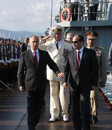 Президент России Владимир Путин и президент Египта Абдель-Фаттах ас-Сисси провели встречу в духе милитари